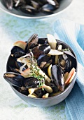 Mussels in broth with apple slices and thyme