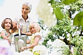 Frau mit zwei kleinen Mädchen im Garten