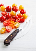 Halbierte und ganze Tomaten in rot und gelb