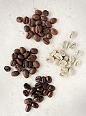 Vier Häufchen mit verschiedenen Kaffeebohnen