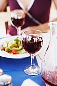 Rotwein und Salat