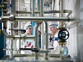 Arbeiter kontrollieren Ziegenjoghurt in der Molkerei