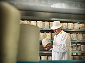 Arbeiter überprüft Blauschimmelkäse in der Käserei