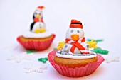 Cupcakes mit Pinguin-Figuren