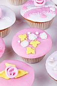 Cupcakes mit rosa und weisser Glasur und Zuckerrosen