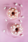 Gebackene Marshmallow-Doughnuts mit rosa Glasur