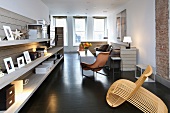 Origineller Designerstuhl aus gebogenen Holzstäben in einem modernen Wohnzimmer mit langem Wandregal und Fensterfront
