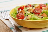 Blattsalat mit Hähnchen, Tomaten und Croûtons