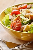 Mixed leaf salad with chicken, tomatoes and croutons