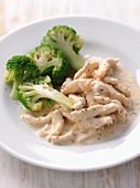 Chicken fillet in nutmeg sauce with broccoli