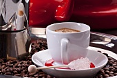 Kaffeetasse mit frischem Kaffee auf Kaffeebohnen