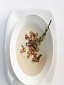 Hamburg root soup with nuts and thyme