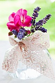Glas mit Lavendel und Geranie, umwickelt mit einer Bordüre
