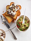 Bruschetta mit Ziegenkäse und Pinienkernen, Guacamole