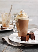 Schokoladendessert mit Marshmallows & Brownies