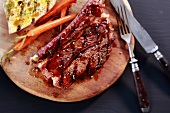 Grilled beef ribs with toast and carrots