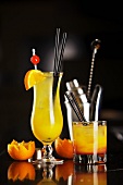 Zwei Cocktails mit Orangensaft, Gin und Campari