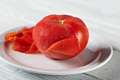 Eine blanchierte Tomate