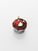 Cupcake mit Schokoladencreme und Herzen