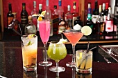 Verschiedene Cocktails in einer Bar