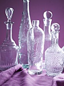 Antike Glasflaschen und Karaffen