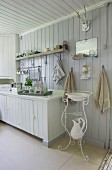 Skandinavische weiße Küchenecke mit nostalgischem filigranem Waschtischmöbel, Waschkrug und Waschschüssel darüber ein Wandspiegel