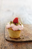 Cupcake mit Himbeercreme und Pistazien