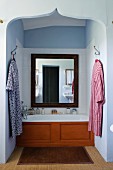 Großer, gerahmter Spiegel über Badewanne in kleinem, orientalisch anmutenden Alkoven