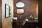 Gemauerter Waschtisch mit Ablage und ovale Spiegel in rustikal minimalistischem Bad
