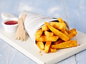 Pommes frites im Zeitungspapier, Ketchup