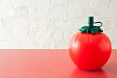 Eine Ketchupflasche in Tomatenform