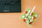 Salat und Laptop