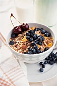 Müsli mit frischen Beeren und Kirschen