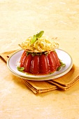 Tagliolini mit Pesto auf Tomatengelee