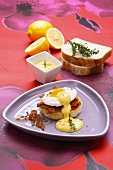 Eggs Benedict mit Bacon und Sauce Hollandaise