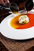 Thunfisch-Krebs-Tatar in zweifärbiger Suppe