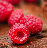 Wet raspberries (close-up)