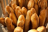 Viele Baguettes in einem Korb