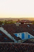 Blick über die Dächer eines kleinen französischen Dorfes auf den Horizont