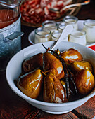 Pears with vanilla pods in syrup
