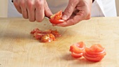 Blanchierte Tomaten entkernen