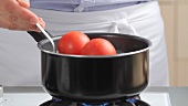 Tomaten in kochendes Wasser geben