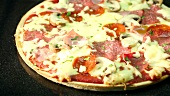 Salamipizza im Ofen backen (im Zeitraffer)