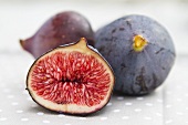 Red figs, whole and halved