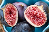 Fresh figs in a heart-shaped dish (close-up)