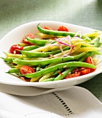 Bean salad with tomatoes and onions