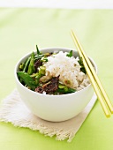 Beef with mange tout, peas and rice