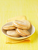 Cream-filled lemon biscuits