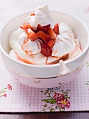 Quark with meringues and strawberries in a bowl