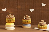 Cupcakes mit süsser Bohnencreme und karamellisierten Nüssen